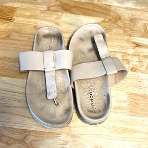 VINCE. NUDE SANDALS.